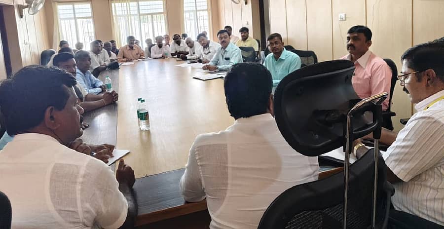 ಕೋಲಾರದಲ್ಲಿ ಗುರುವಾರ ಶಾಸಕ ಕೊತ್ತೂರು ಮಂಜುನಾಥ್ ಡಿಸಿಸಿ ಬ್ಯಾಂಕ್ ಸಭೆ ನಡೆಸಿದರು