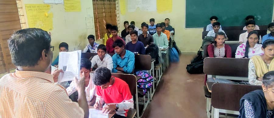 ಅಳವಂಡಿ ಸಮೀಪದ ಹಟ್ಟಿ ಗ್ರಾಮದ ಸರ್ಕಾರಿ ಪ್ರೌಢಶಾಲೆಯಲ್ಲಿ ನಿವೃತ್ತ ಶಿಕ್ಷಕ ಕಾಶೀನಾಥ್ ಹಿರೇಮಠ ಅವರು ಕನ್ನಡ ವಿಷಯದ ಪಾಠ ಮಾಡುತ್ತಿರುವುದು.