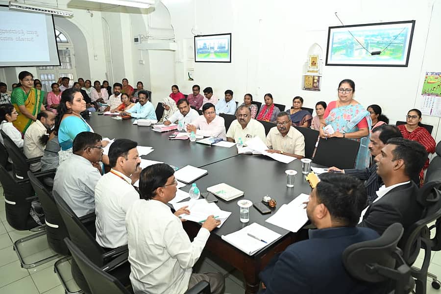 ವಿಜಯ‍ಪುರ ಜಿಲ್ಲಾಧಿಕಾರಿಗಳ ಕಚೇರಿ ಸಭಾಂಗಣದಲ್ಲಿ ಗುರುವಾರ ನಡೆದ ಮಹಿಳಾ ಮತ್ತು ಮಕ್ಕಳ ಅಭಿವೃದ್ದಿ ಇಲಾಖೆಯ ವಿವಿಧ ಯೋಜನೆಗಳ ಪ್ರಗತಿ ಪರಿಶೀಲನಾ ಸಭೆಯಲ್ಲಿ ಜಿಲ್ಲಾಧಿಕಾರಿ ಡಾ.ಆನಂದ್‌ ಕೆ.  ಮಾತನಾಡಿದರು 