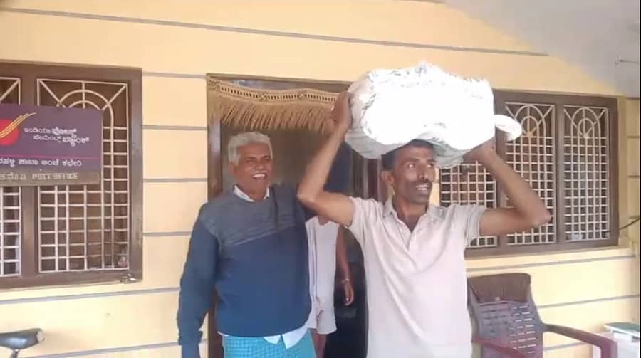 ಬಸವನಹಳ್ಳಿ ಅಂಚೆ ಕಚೇರಿಯಿಂದ ದಾಖಲೆಗಳ ಮೂಟೆ ಹೊತ್ತು ತಂದ ರೈತ ಬಿ.ಎಸ್. ರವಿ.