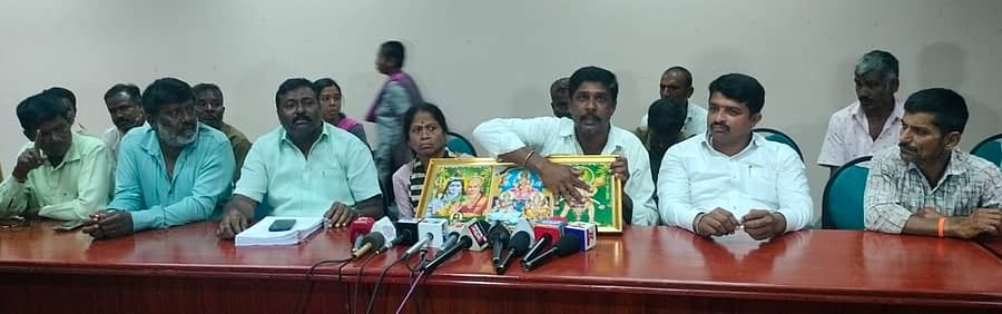 ಬಿಡದಿಯ ಹೋಟೆಲ್ನಲ್ಲಿ ನಡೆದ ಸುದ್ದಿಗೋಷ್ಠಿಯಲ್ಲಿ ಪುರಸಭೆಯ ವಾಟರ್ಮ್ಯಾನ್ ಶಿವಕುಮಾರ್ ಅವರು, ‘ನೌಕರರ ಬಾಕಿ ವೇತನ ಬಿಡುಗಡೆಗಾಗಿ ನಾನು ಕಿಕ್ಬ್ಯಾಕ್ ಸಂಗ್ರಹಿಸಿಲ್ಲ’ ಎಂದು ದೇವರ ಫೋಟೊ ಮೇಲೆ ಕೈ ಇಟ್ಟು ಪ್ರಮಾಣ ಮಾಡಿದರು. ಪುರಸಭೆಯ ವಿರೋಧ ಪಕ್ಷದ ನಾಯಕ ಕಾಂಗ್ರೆಸ್ನ ಸಿ. ಉಮೇಶ್ ಹಾಗೂ ನೌಕರರು ಇದ್ದಾರೆ