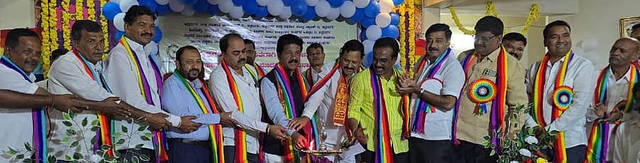 ಚಳ್ಳಕೆರೆಯ ಶ್ರೀಸಾಯಿ ಮಂದಿರದಲ್ಲಿ ಗುರುವಾರ ಹಮ್ಮಿಕೊಂಡಿದ್ದ 72ನೇ ಅಖಿಲ ಭಾರತ ಸಹಕಾರ ಸಪ್ತಾಹ ಕಾರ್ಯಕ್ರಮವನ್ನು ಶಾಸಕ ಟಿ.ರಘುಮೂರ್ತಿ ಉದ್ಘಾಟಿಸಿದರು