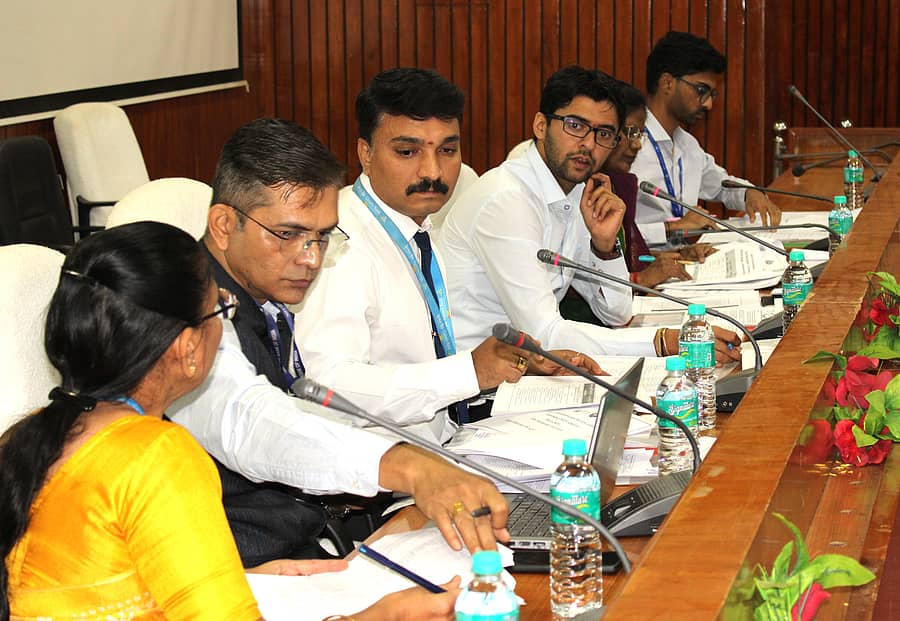 ಜಿ.ಪಂ ಸಭಾಂಗಣದಲ್ಲಿ ಗುರುವಾರ ಲೀಡ್ ಬ್ಯಾಂಕ್ ವತಿಯಿಂದ ಜರುಗಿದ ಜಿಲ್ಲಾ ಸಲಹಾ ಸಮಿತಿ ಹಾಗೂ ಜಿಲ್ಲಾ ಹಂತದ ಪುನರ್ ಪರಿಶೀಲನಾ ಸಮಿತಿ ಸಭೆಯಲ್ಲಿ ಜಿ.ಪಂ ಸಿಇಒ ಎಸ್.ಆಕಾಶ್ ಮಾತನಾಡಿದರು