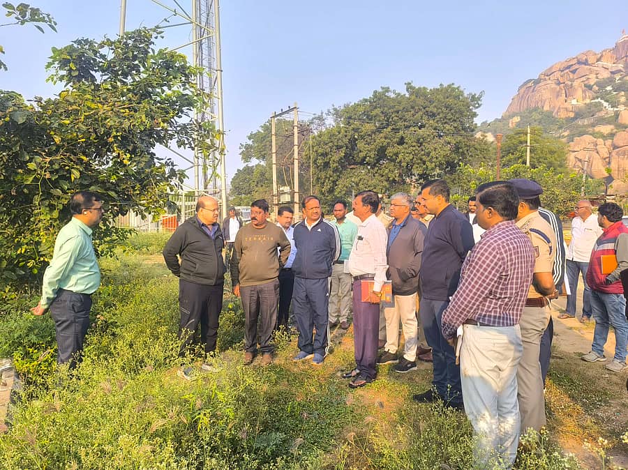 ಅಂಜನಾದ್ರಿ ಪಾರ್ಕಿಂಗ್ ಸ್ಥಳದಲ್ಲಿ ತಾತ್ಕಾಲಿಕ ಶೌಚಾಲಯ ಕಲ್ಪಿಸುವ ಕುರಿತು ಜಿಲ್ಲಾಧಿಕಾರಿ ಅವರು ಅಧಿಕಾರಿಗಳಿಂದ ಮಾಹಿತಿ ಪಡೆದರು