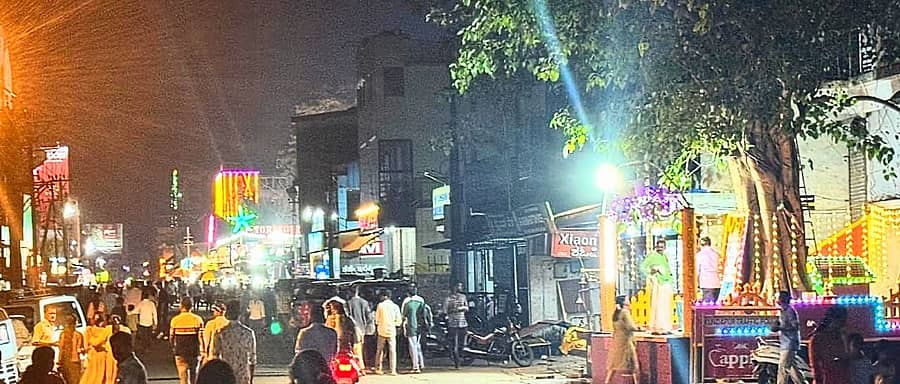 ಕುಂದಾಪುರ ನಗರದ ಪೇಟೆಗಳು ಕುಂದೇಶ್ವರ ದೀಪೋತ್ಸವ ಸಂಭ್ರಮಕ್ಕಾಗಿ ಅಲಂಕಾರಗೊಂಡಿರುವುದು