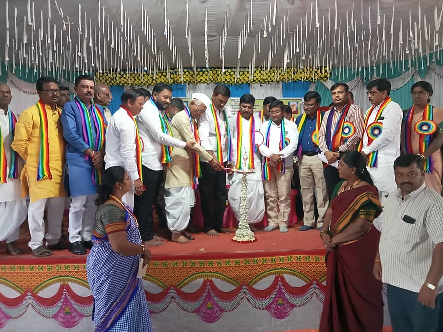 ಅಮೀನಗಡ ಪಟ್ಟಣದ ಬನಶಂಕರಿ ದೇವಿ ಕಲ್ಯಾಣ ಮಂಟಪದಲ್ಲಿ ಗುರುವಾರ ನಡೆದ ಸಹಕಾರಿ ಸಪ್ತಾಹ ಕಾರ್ಯಕ್ರಮವನ್ನು ಸಹಕಾರ ಧುರೀಣರು ಉದ್ಘಾಟಿಸಿದರು