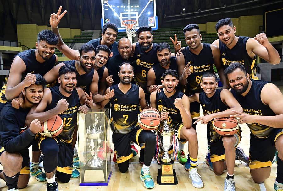 <div class="paragraphs"><p>ರಾಜ್ಯ ಬ್ಯಾಸ್ಕೆಟ್‌ಬಾಲ್‌ ಸಂಸ್ಥೆಯ ‘ಎ’ ಡಿವಿಷನ್‌ ಲೀಗ್‌ ಬಾಸ್ಕೆಟ್‌ಬಾಲ್‌ ಚಾಂಪಿಯನ್‌ಷಿಪ್‌ನ ಪ್ರಶಸ್ತಿ ಗೆದ್ದ ಬ್ಯಾಂಕ್‌ ಆಫ್‌  ಬರೋಡಾ ತಂಡ.&nbsp;</p></div>
