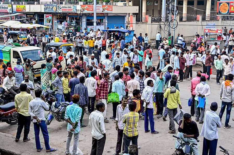 ಕಲಬುರಗಿಯ ರೈಲು ನಿಲ್ದಾಣದ ಬಳಿ ಕೆಲಸಕ್ಕಾಗಿ ಬುತ್ತಿ ಚೀಲ ಕೈಯಲ್ಲಿ ಹಿಡಿದು ಕಾಯುತ್ತಿರುವ ಕಾರ್ಮಿಕರು           ಪ್ರಜಾವಾಣಿ ಚಿತ್ರ