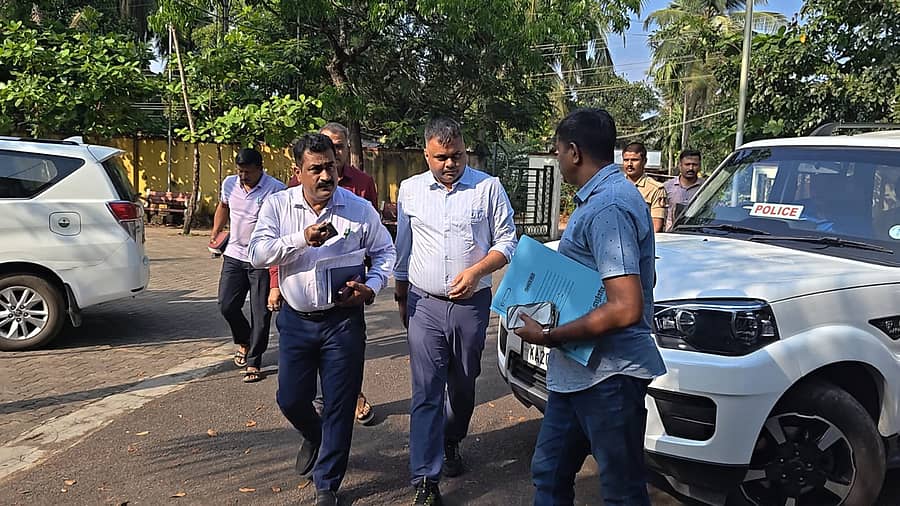 ವಿಶೇಷ ತನಿಖಾ ತಂಡದ ಮುಖ್ಯ ತನಿಖಾಧಿಕಾರಿಗಳಾದ ಸಿ.ಎ.ಸೈಮನ್ ಹಾಗೂ ಜಿತೇಂದ್ರ ಕುಮಾರ್ ದಯಾಮ ಅವರು ವರದಿ ಸಲ್ಲಿಸಲು ಬೆಳ್ತಂಗಡಿಯ ಜೆಎಂಎಫ್ಸಿ ನ್ಯಾಯಾಲಯಕ್ಕೆ ಗುರುವಾರ ಹಾಜರಾದರು