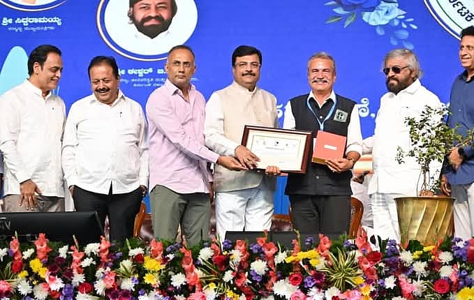 ಕನಕಪುರ ತಾಲ್ಲೂಕಿನ ಪರಿಸರ ಪ್ರೇಮಿ ಮರಸಪ್ಪ ರವಿ ಅವರಿಗೆ ಬೆಂಗಳೂರು ಅರಮನೆ ಮೈದಾನದಲ್ಲಿ ನಡೆದ ಪ್ರಶಸ್ತಿ ಪ್ರದಾನ ಸಮಾರಂಭದಲ್ಲಿ ಇಂದಿರಾ ಪ್ರಿಯದರ್ಶಿನಿ ಪರಿಸರ ಜಿಲ್ಲಾ ಪ್ರಶಸ್ತಿಯನ್ನು ಮಂಡಳಿ ಅಧ್ಯಕ್ಷ ನರೇಂದ್ರಸ್ವಾಮಿ ಹಾಗೂ ಸಚಿವರಾದ ಈಶ್ವರ ಖಂಡ್ರೆ, ದಿನೇಶ್ ಗುಂಡೂರಾವ್, ಚಲುವರಾಯಸ್ವಾಮಿ ವಿತರಿಸಿದರು