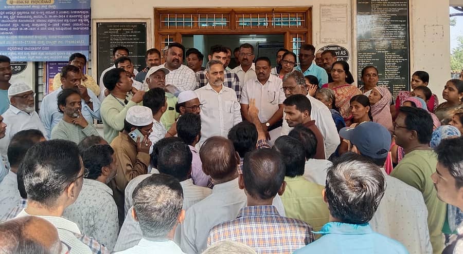 ಪೊಟೊ- 20 ಎಸಕೆವಿ 1ಇಪಿ- ಸಂಕೇಶ್ವರ ಪುರಸಭೆಗೆ ಕನಿಷ್ಠ ಮೂಲಭೂತ ಸೌಲಭ್ಯಗಳನ್ನು ಒದಗಿಸಲು ಒತ್ತಾಯಿಸಿ ಸಾರ್ವಜನಿಕರು  ಮುತ್ತಿಗೆ ಹಾಕಿ ಅಕ್ರೋಶ ವ್ಯಕ್ತ ಪಡಿಸಿದರು.