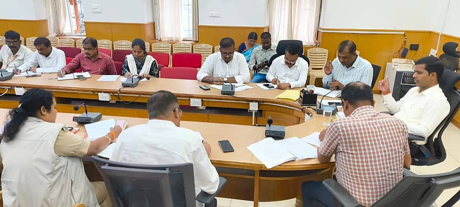 ಮೇಕೆದಾಟು ಸಮತೋಲನ ಜಲಾಶಯ ನಿರ್ಮಾಣ ಸಂಬಂಧ ಮಂಡ್ಯ ಜಿಲ್ಲಾಧಿಕಾರಿ ಕುಮಾರ ಅಧ್ಯಕ್ಷತೆಯಲ್ಲಿ ಗುರುವಾರ ಸಭೆ ನಡೆಯಿತು