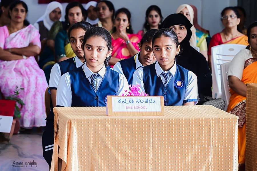 ಕನ್ನಡ ರಸಪ್ರಶ್ನೆ ಸ್ಪರ್ಧೆಯಲ್ಲಿ ವಿದ್ಯಾರ್ಥಿಗಳು ಭಾಗವಹಿಸಿದ್ದರು.