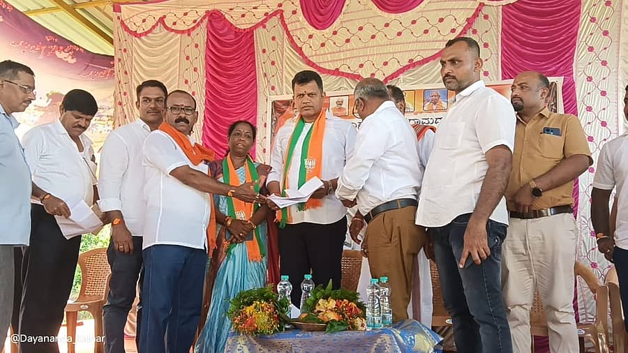 ಸಂಸದರ ನಡೆ ಗ್ರಾಮದ ಕಡೆ ಕಾರ್ಯಕ್ರಮದಲ್ಲಿ ಮನವಿ ಸಲ್ಲಿಸಲಾಯಿತು