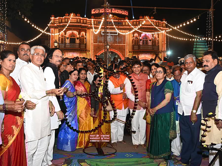 ಕಾರ್ತಿಕ ಮಾಸದ ಛಟ್ಟಿ ಅಮಾವಾಸ್ಯೆ ಅಂಗವಾಗಿ ಹುಬ್ಬಳ್ಳಿಯ ಸಿದ್ಧಾರೂಢ ಮಠದ ಆವರಣದಲ್ಲಿ ಗುರುವಾರ ಹಮ್ಮಿಕೊಂಡಿದ್ದ ಲಕ್ಷ ದೀಪೋತ್ಸವಕ್ಕೆ ಗಣ್ಯರು ಚಾಲನೆ ನೀಡಿದರು