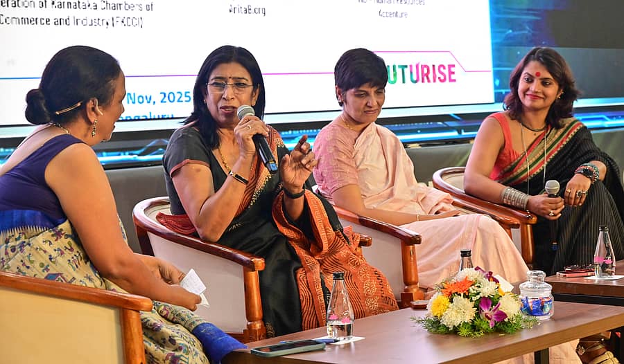 <div class="paragraphs"><p>‘ನಾಯಕತ್ವದಲ್ಲಿ ಮಹಿಳೆಯರು’ ಗೋಷ್ಠಿಯಲ್ಲಿ ಎಫ್‌ಕೆಸಿಸಿಐ ಅಧ್ಯಕ್ಷೆ ಉಮಾ ರೆಡ್ಡಿ ಮಾತನಾಡಿದರು. ಇಂಕ್ ಟಾಕ್ಸ್ ಸಂಸ್ಥಾಪಕಿ ಲಕ್ಷ್ಮಿ ಪ್ರತುರಿ, ಅಕ್ಸೆಂಚರ್ ಹ್ಯೂಮನ್ ರಿಸೋರ್ಸ್ ವ್ಯವಸ್ಥಾಪಕ ನಿರ್ದೇಶಕಿ ಹೇಮ್ ಕನ್ವರ್ ಮತ್ತು ಆರಿತಾಬಿ ಆರ್ಗ್ ವ್ಯವಸ್ಥಾಪಕ ನಿರ್ದೇಶಕಿ ಶ್ರೇಯಾ ಕೃಷನ್ ಉಪಸ್ಥಿತರಿದ್ದರು. </p></div>