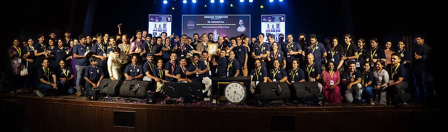 ದಾಖಲೆ ಪೂರೈಸಿದ ಶೋಡಶಿ ಫೌಂಡೇಶನ್‌ಗೆ ಗೋಲ್ಡನ್ ಬುಕ್ ಆಫ್ ವರ್ಲ್ಡ್ ರೆಕಾರ್ಡ್ಸ್‌ನ ಏಷ್ಯಾ ಮುಖ್ಯಸ್ಥ ಮನೀಷ್ ಬಿಷ್ಣೋಯ್, ಶಾಸಕ ವೇದವ್ಯಾಸ ಕಾಮತ್ ಪ್ರಮಾಣಪತ್ರ ವಿತರಿಸಿದರು