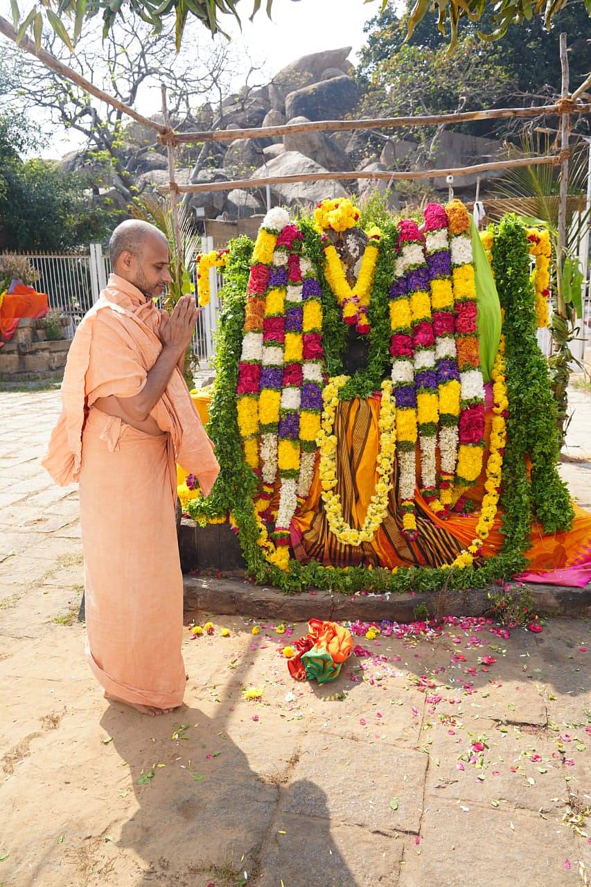 ಗಂಗಾವತಿ ತಾಲ್ಲೂಕಿನ ಆನೆಗೊಂದಿ ಗ್ರಾಮ ಸಮೀಪದ ತುಂಗಭದ್ರ ನದಿ ಮಧ್ಯದಲ್ಲಿನ ನವವೃಂದಾವನ ಗಡ್ಡೆಯಲ್ಲಿ ಗುರುವಾರ ಉತ್ತರಾಧಿಮಠದಿಂದ ಪದ್ಮನಾಭತೀರ್ಥರ ಉತ್ತರಾರಾಧನೆ ನೆರವೇರಿತು