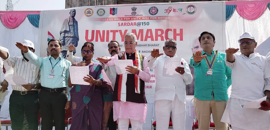 ರಾಯಚೂರು ನಗರದಲ್ಲಿ ಗುರುವಾರ ಹಮ್ಮಿಕೊಂಡಿದ್ದ ಏಕತಾ ಕಾಲ್ನಡಿಗೆ ಯಾತ್ರೆಯ ಕಾರ್ಯಕ್ರಮದಲ್ಲಿ ರಾಜ್ಯಸಭಾ ಸದಸ್ಯ ಲೆಹರ್ ಸಿಂಗ್ ಮತ್ತಿತರರು ಪ್ರತಿಜ್ಞಾ ವಿಧಿ ಸ್ವೀಕರಿಸಿದರು