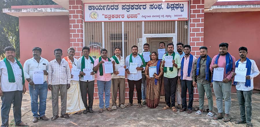 ಶಿಡ್ಲಘಟ್ಟದಲ್ಲಿ ಕರ್ನಾಟಕ ರಾಜ್ಯ ರೈತ ಸಂಘ ಹಾಗೂ ಹಸಿರುಸೇನೆ (ಸಾಮೂಹಿಕ ನಾಯಕತ್ವ) ಮತ್ತು ದಲಿತ ಸಂಘರ್ಷ ಸಮಿತಿ ಬೀಮಮಾರ್ಗ ಸದಸ್ಯರು ಹಕ್ಕೊತ್ತಾಯಗಳ ಪಟ್ಟಿ ಪ್ರದರ್ಶಿಸಿದರು