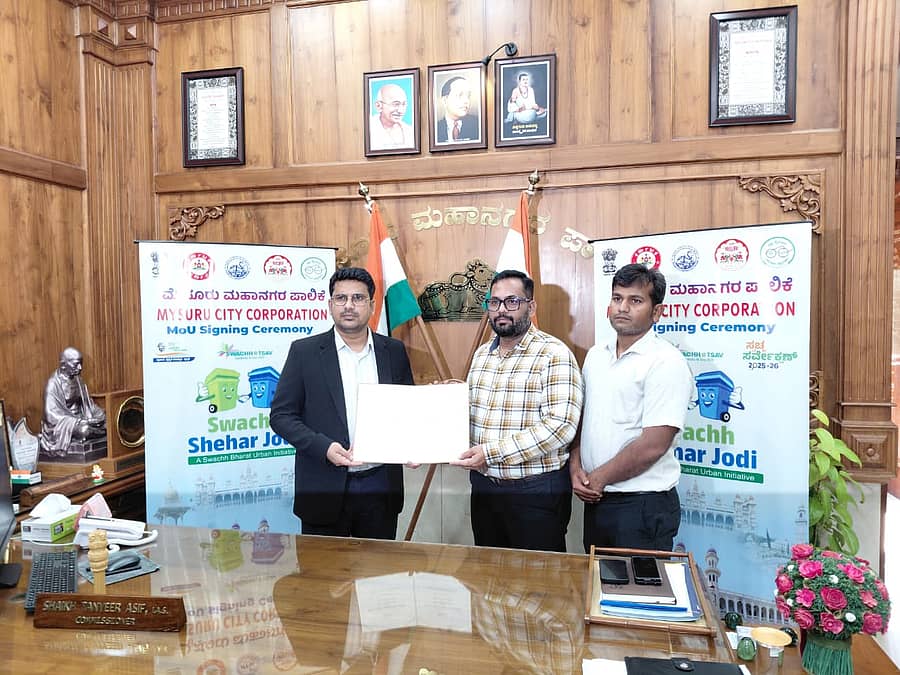 ರಾಯಚೂರು ಮಹಾನಗರ ಪಾಲಿಕೆ ಅಧಿಕಾರಿಗಳು ಮೈಸೂರಿನಲ್ಲಿ ಮಹಾನಗರ ಪಾಲಿಕೆ ಅಧಿಕಾರಿಗಳೊಂದಿಗೆ ಗುರುವಾರ 'ಸ್ವಚ್ಛ ಶಹರ್ ಜೋಡಿ' ಒಪ್ಪಂದ ಮಾಡಿಕೊಂಡರು