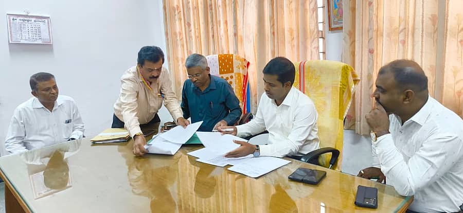 <div class="paragraphs"><p>ಪ್ರಗತಿ ಪರಿಶೀಲನಾ ಸಭೆಯು ಜಿಲ್ಲಾಧಿಕಾರಿ ಕಮಾರ ಅಧ್ಯಕ್ಷತೆಯಲ್ಲಿ ನಡೆಯಿತು. </p></div>