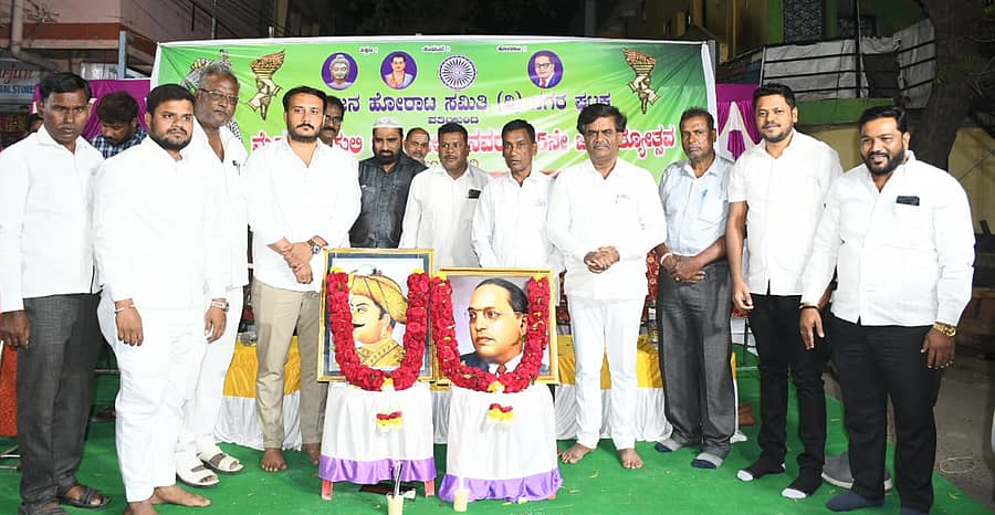 ಕಲಬುರಗಿಯ ವಿದ್ಯಾನಗರದಲ್ಲಿ ಗುರುವಾರ ನಡೆದ ಕೋಮು ಸಾಮರಸ್ಯ ದಿನಾಚರಣೆಯನ್ನು ಗಣ್ಯರು ಉದ್ಘಾಟಿಸಿದರು. ಮುಖಂಡರಾದ ನೀಲಕಂಠರಾವ ಮೂಲಗೆ, ಡಾ.ಫಾರೂಕ್ ಮನೂರ್ ಸೇರಿದಂತೆ ಹಲವರು ಪಾಲ್ಗೊಂಡಿದ್ದರು