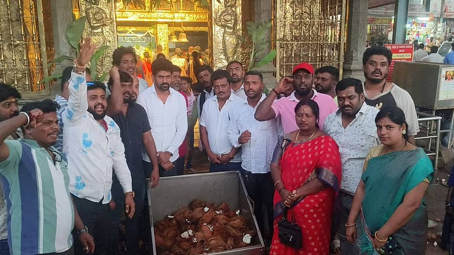 ಶಾಸಕ ಕೆ.ವೈ.ನಂಜೇಗೌಡ ಅಭಿಮಾನ ಬಳಗದ ವತಿಯಿಂದ ಮಾಲೂರಿನ ಮಾರಿಕಾಂಬ ದೇವಾಲಯದಲ್ಲಿ ಪೂಜೆ ಸಲ್ಲಿಸಿ 1001 ತೆಂಗಿನಕಾಯಿ ಈಡುಗಾಯಿ ಹೊಡೆಯಲಾಯಿತು.