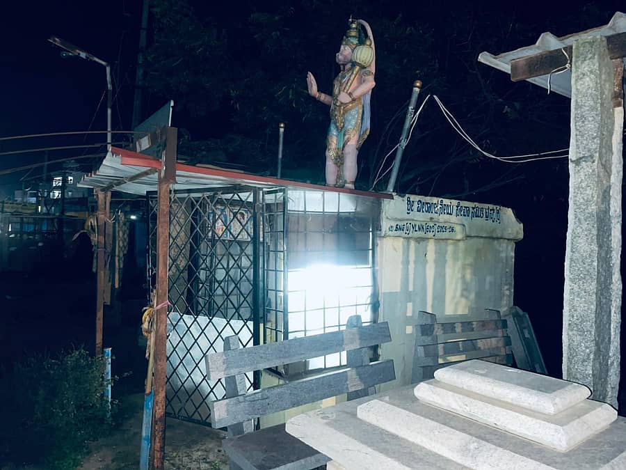 ನಂದಗುಡಿ ಗ್ರಾಮದಲ್ಲಿ ನಿನ್ನೆ ರಾತ್ರಿ ಇದ್ದಂತಹ ಆಂಜನೇಯ ದೇವಾಲಯ