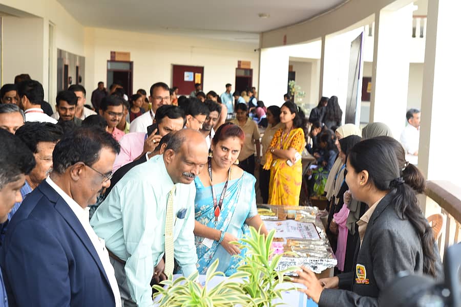 ದಾವಣಗೆರೆಯ ಜಿಎಂ ವಿಶ್ವವಿದ್ಯಾಲಯಲ್ಲಿ ಗುರುವಾರ ಆಯೋಜಿಸಿದ್ದ ಸೈನ್ಸ್ ಪ್ರಾಜೆಕ್ಟ್ ಎಕ್ಸ್ಪೊ ನೋಟ