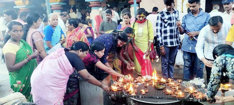 ಬೈಲಹೊಂಗಲ ಸಮೀಪದ ಕಾರಿಮನಿ ಗ್ರಾಮದ ಶ್ರೀ ಮಲ್ಲಯ್ಯಸ್ವಾಮಿ ದೇವಸ್ಥಾನದಲ್ಲಿ ಕಾರ್ತಿಕ ಮಾಸದ ದೀಪೋತ್ಸವ ಅಂಗವಾಗಿ ಭಕ್ತರು ಗುರುವಾರ ದೀಪ ಹಚ್ಚಿ ಸಂಭ್ರಮಿಸಿದರು.