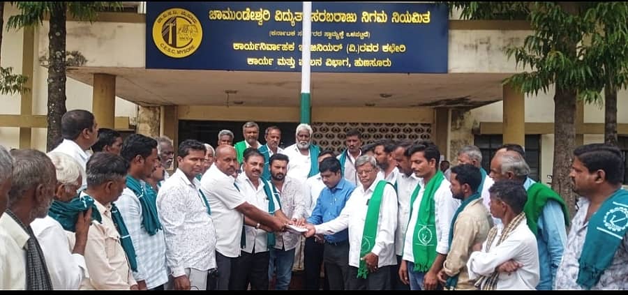 ಹುಣಸೂರು ಉಪವಿಭಾಗ ಸೆಸ್ಕ್ ಕಾರ್ಯಪಾಲಕ ಎಂಜಿನಿಯರ್ ಕಚೇರಿಗೆ ರೈತ ಸಂಘದ ಸದಸ್ಯರು ಗುರುವಾರ ಭೇಟಿ ನೀಡಿ ಅರಣ್ಯದಂಚಿನ ಕೃಷಿ ಪಂಪ್ಸೆಟ್ಗಳಿಗೆ ಹಗಲು ವಿದ್ಯುತ್ ನೀಡಿ ವನ್ಯಪ್ರಾಣಿ ಹಾವಳಿಯಿಂದ ರಕ್ಷಿಸಲು ಮನವಿ ಮಾಡಿದರು