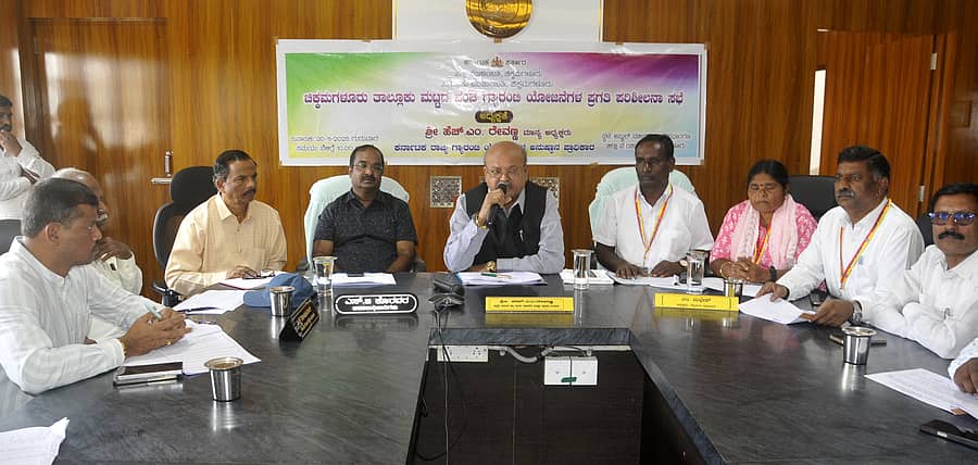 ಪಂಚ ಗ್ಯಾರಂಟಿ ಯೋಜನೆಗಳ ಚಿಕ್ಕಮಗಳೂರು ತಾಲ್ಲೂಕು ಪ್ರಗತಿ ಪರಿಶೀಲನಾ ಸಭೆಯಲ್ಲಿ ರಾಜ್ಯ ಘಟಕದ ಅಧ್ಯಕ್ಷ ಎಚ್.ಎಂ.ರೇವಣ್ಣ ಮಾತನಾಡಿದರು