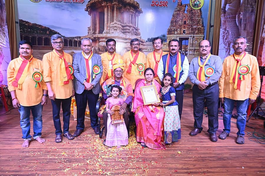 ಕೆಜಿಎಫ್ ಬೆಮಲ್ ನಗರದ ಕಲಾಕ್ಷೇತ್ರದಲ್ಲಿ ಬುಧವಾರ ನಡೆದ ಕನ್ನಡ ರಾಜ್ಯೋತ್ಸವ ಕಾರ್ಯಕ್ರಮದಲ್ಲಿ ಕಲಾವಿದ ಶಿವಪ್ಪ ದಂಪತಿಯನ್ನು ಸನ್ಮಾನಿಸಲಾಯಿತು