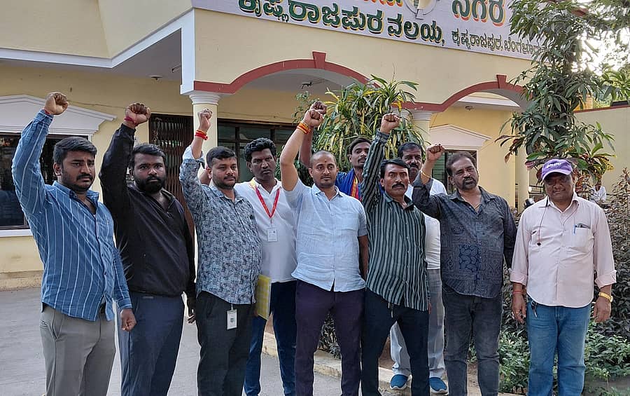 ಗುತ್ತಿಗೆದಾರ ಅಂಜನಮೂರ್ತಿ ನೇತೃತ್ವದಲ್ಲಿ ನೇತೃತ್ವದಲ್ಲಿ ಸುಂಕ ವಸೂಲಿಗಾರರು ಪ್ರತಿಭಟನೆ ನಡೆಸಿದರು