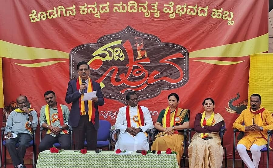 ವಿರಾಜಪೇಟೆಯ ಸೈಂಟ್ ಆನ್ಸ್ ಪದವಿ ಕಾಲೇಜಿನಲ್ಲಿ ಗುರುವಾರ ನಡೆದ ರಾಜ್ಯೋತ್ಸವ ಕಾರ್ಯಕ್ರಮದಲ್ಲಿ ಕೊಡಗು ವಿಶ್ವವಿದ್ಯಾಲಯ ಕುಲಪತಿ ಡಾ. ಅಶೋಕ ಸಂಗಪ್ಪ ಆಲೂರ ಅವರು ಮಾತನಾಡಿದರು.