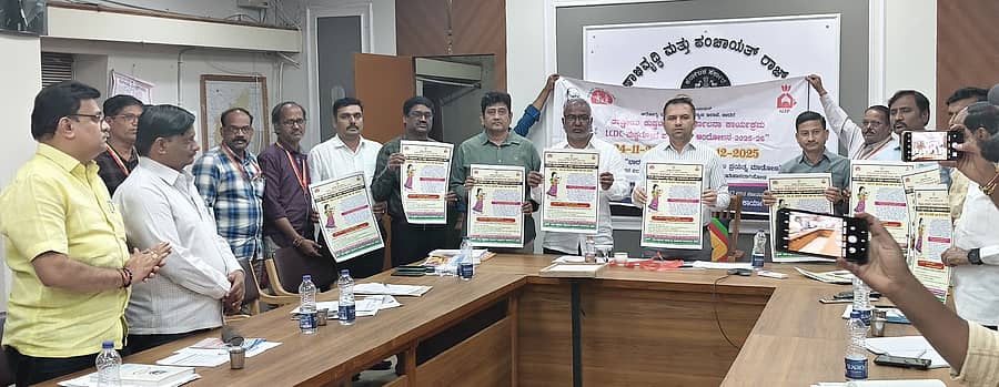 ಜಿಲ್ಲಾ ಪಂಚಾಯಿತಿ ಮುಖ್ಯ ಕಾರ್ಯನಿರ್ವಾಹಕ ಅಧಿಕಾರಿ ಡಾ.ಗಿರೀಶ ಬದೋಲೆ, ಜಿಲ್ಲಾ ಆರೋಗ್ಯ ಮತ್ತು ಕುಟುಂಬ ಕಲ್ಯಾಣಾಧಿಕಾರಿ ಡಾ. ಧ್ಯಾನೇಶ್ವರ ನೀರಗುಡಿ ಹಾಗೂ ಇತರರು ಕುಷ್ಠರೋಗ ಆಂದೋಲದ ಭಿತ್ತಿಪತ್ರ ಬಿಡುಗಡೆಗೊಳಿಸಿದರು