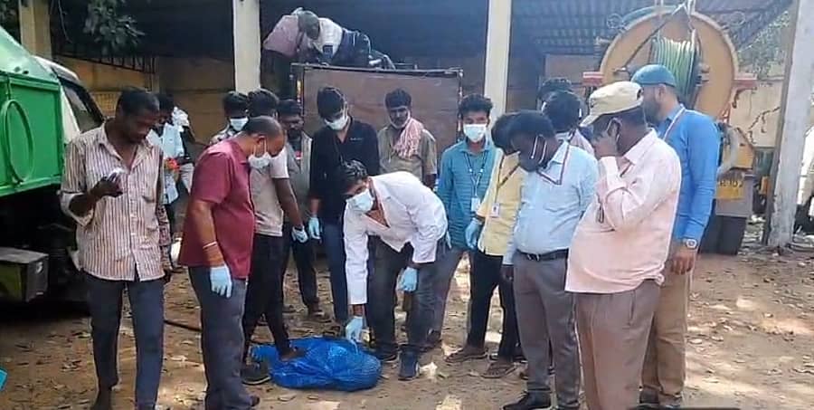 ಗುಂಡ್ಲುಪೇಟೆ ಪಟ್ಟಣದ ಪುರಸಭೆ ಕಚೇರಿ ಮುಂದೆ ಬೀದಿ ನಾಯಿಗಳಿಗೆ ರೇಬಿಸ್ ಲಸಿಕೆ ನೀಡಲಾಯಿತು