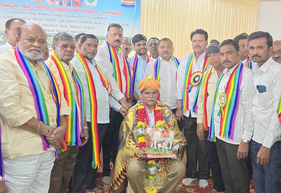 ಶಹಾಪುರ ನಗರದ ಎನ್.ಜಿ.ಒ ಕಾಲೊನಿ ನೌಕರರ ಸಹಕಾರ ಸಂಘದ ಭವನದಲ್ಲಿ ಗುರುವಾರ ಅಖಿಲ ಭಾರತ ಸಹಕಾರದ 72ನೇಯ ಸಪ್ತಾಹ ಕಾರ್ಯಕ್ರಮದಲ್ಲಿ ಸಚಿವ ಶರಣಬಸಪ್ಪ ದರ್ಶನಾಪುರ ಅವರನ್ನು ಸನ್ಮಾನಿಸಲಾಯಿತು