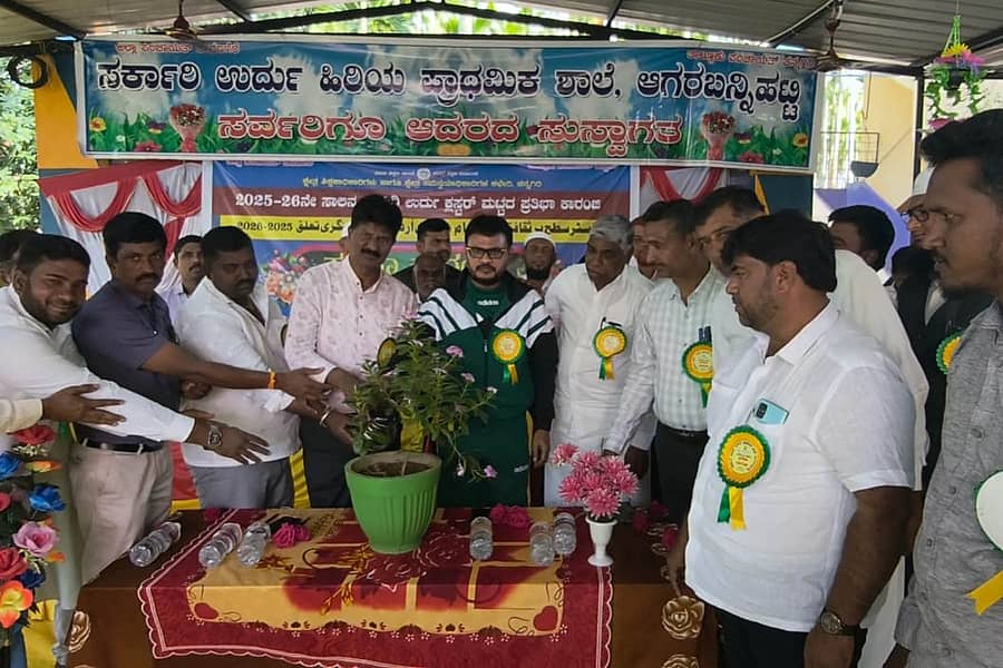 ಚನ್ನಗಿರಿ ತಾಲ್ಲೂಕು ಆಗರಬನ್ನಿಹಟ್ಟಿ ಗ್ರಾಮದ ಸರ್ಕಾರಿ ಉರ್ದು ಹಿರಿಯ ಪ್ರಾಥಮಿಕ ಶಾಲೆಯಲ್ಲಿ ಬುಧವಾರ ನಡೆದ ಕಸ್ಟರ್ ಮಟ್ಟದ ಪ್ರತಿಭಾ ಕಾರಂಜಿ ಕಾರ್ಯಕ್ರಮವನ್ನು ಶಾಸಕ ಬಸವರಾಜು ವಿ. ಶಿವಗಂಗಾ ಉದ್ಘಾಟಿಸಿದರು