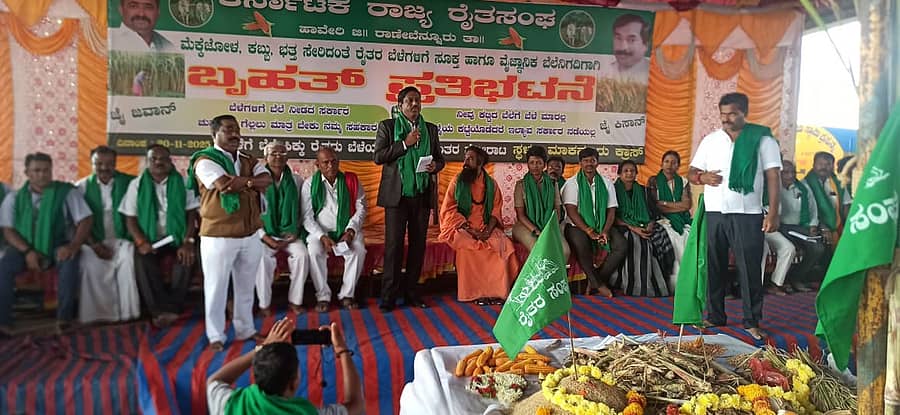 ರಾಣೆಬೆನ್ನೂರು ತಾಲ್ಲೂಕಿನ ಮಾಕನೂರು ಕ್ರಾಸ್ಬಳಿ ಕರ್ನಾಟಕ ರಾಜ್ಯ ರೈತ ಸಂಘದಿಂದ ಗುರುವಾರ ಹಮ್ಮಿಕೊಂಡಿದ್ದ ಪ್ರತಿಭಟನೆಯಲ್ಲಿ ಜಿಲ್ಲಾಧಿಕಾರಿ ವಿಜಯ ಮಹಾಂತೇಶ ದಾನಮ್ಮನವರ ರೈತರ ಮನವಿ ಸ್ವೀಕರಿಸಿ ಮಾತನಾಡಿದರು