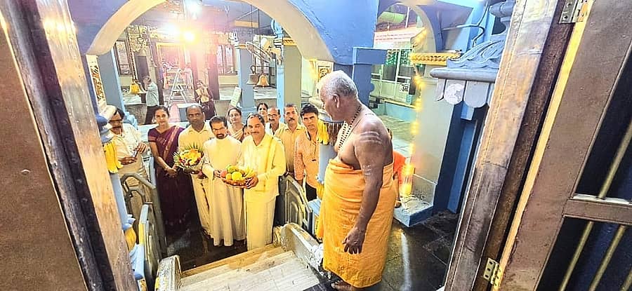 ಕುಂದಾಪುರದ ಶ್ರೀ ಕುಂದೇಶ್ವರ ದೇವಸ್ಥಾನದ ದೀಪೋತ್ಸವ ಸಂಭ್ರಮದಲ್ಲಿ ಕ್ರೈಸ್ತ ಬಾಂಧವರು ಫಲ, ಪುಷ್ಪ ಸಮರ್ಪಿಸಿದರು