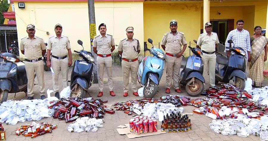 ಕಾರವಾರದ ಮುಡಗೇರಿ ಡ್ಯಾಂ ಸಮೀಪ ವಶಕ್ಕೆ ಪಡೆದ ಗೋವಾ ಮದ್ಯ ದಾಸ್ತಾನು ಮತ್ತು ಅವುಗಳ ಸಾಗಾಟಕ್ಕೆ ಬಳಸಿದ್ದ ಸ್ಕೂಟರ್ಗಳನ್ನು ಅಬಕಾರಿ ಉಪ ಆಯುಕ್ತರ ಕಚೇರಿ ಆವರಣದಲ್ಲಿ ಅಬಕಾರಿ ಅಧಿಕಾರಿಗಳು ಪ್ರದರ್ಶಿಸಿದರು