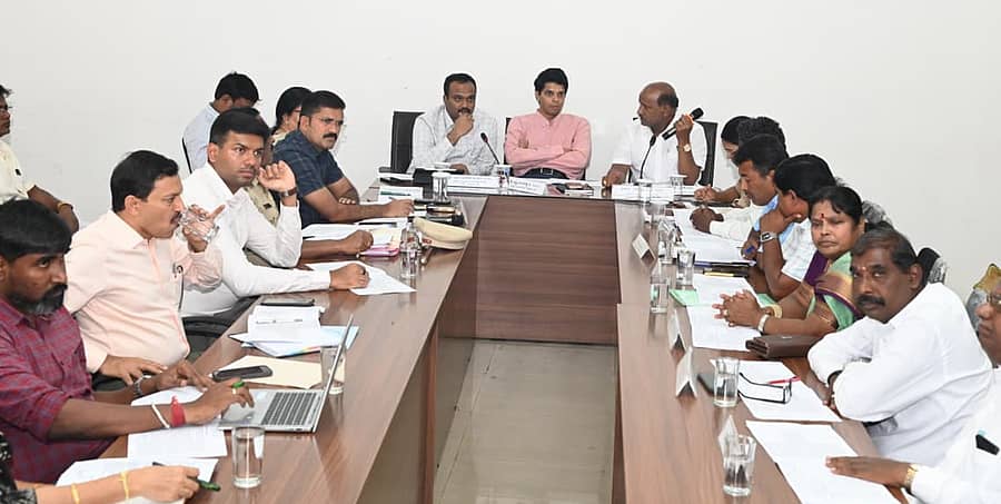 ಜಿಲ್ಲಾ ಪರಿಶಿಷ್ಟ ಜಾತಿ, ಪರಿಶಿಷ್ಟ ಪಂಗಡದ ಜಾಗೃತ ಮತ್ತು ಉಸ್ತುವಾರಿ ಸಮಿತಿ ಸಭೆಯಲ್ಲಿ ಜಿಲ್ಲಾಧಿಕಾರಿ ಲಕ್ಷ್ಮಿಕಾಂತ ರೆಡ್ಡಿ, ಜಿ.ಪಂ. ಸಿಇಒ ಯುಕೇಶ್ ಕುಮಾರ್, ವಿಧಾನ ಪರಿಷತ್ ಸದಸ್ಯ ಸಿ.ಎನ್. ಮಂಜೇಗೌಡ ಹಾಗೂ ಅಧಿಕಾರಿಗಳು ಪಾಲ್ಗೊಂಡರು