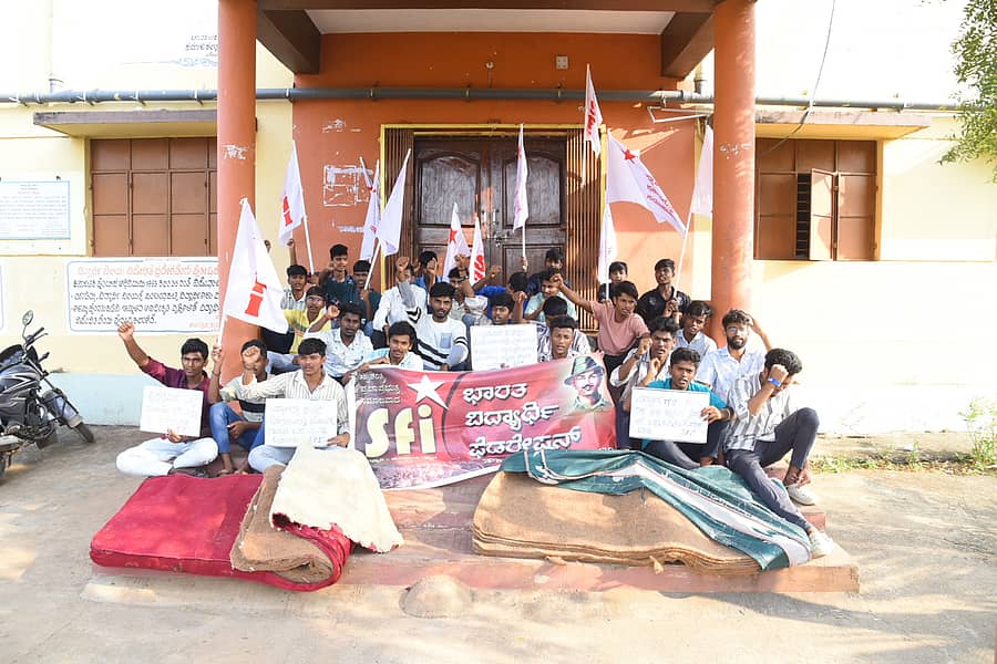 ‘ಸಮಾಜ ಕಲ್ಯಾಣ ಇಲಾಖೆಯ ಹಾಸ್ಟೆಲ್‌ಗಳಲ್ಲಿ ಅವ್ಯವಸ್ಥೆ ಹೆಚ್ಚಾಗಿದ್ದು, ನಿತ್ಯವೂ ನರಕಯಾತನೆ ಅನುಭವಿಸುತ್ತಿದ್ದೇವೆ’ ಎಂದು ಆರೋಪಿಸಿ ವಿದ್ಯಾರ್ಥಿಗಳು ಗುರುವಾರ ಪ್ರತಿಭಟನೆ ನಡೆಸಿದರು