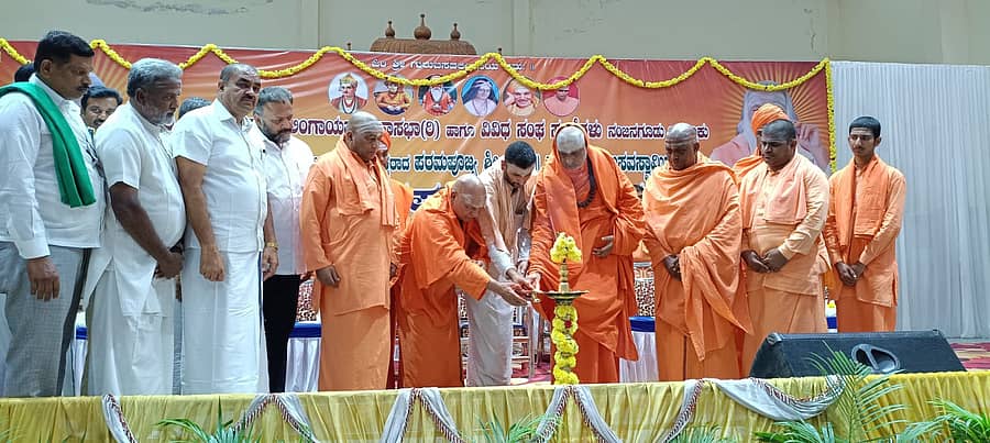 ನಂಜನಗೂಡಿನ ಜೆಎಸ್ಎಸ್ ಮಂಗಳ ಮಂಟಪದಲ್ಲಿ ತಾಲ್ಲೂಕು ಅಖಿಲ ಭಾರತ ವೀರಶೈವ ಮಹಾಸಭಾ ಆಯೋಜಿಸಿದ್ದ ಮಲ್ಲನಮೂಲೆ ಶ್ರೀ ಚೆನ್ನಬಸವಸ್ವಾಮೀಜಿ ಅವರ ಶ್ರದ್ಧಾಂಜಲಿ ಸಭೆಯನ್ನು ಸುತ್ತೂರು ಮಠದ ಶಿವರಾತ್ರಿ ದೇಶಿಕೆಂದ್ರ ಸ್ವಾಮೀಜಿ ಉದ್ಘಾಟಿಸಿದರು