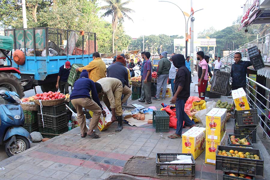 ಹಾಸನದ ಕಸ್ತೂರಬಾ ರಸ್ತೆಯಲ್ಲಿ ಗುರುವಾರ ಪಾಲಿಕೆ ಸಿಬ್ಬಂದಿ, ಫುಟ್‌ಪಾತ್ ಅತಿಕ್ರಮಣ ತೆರವು ಕಾರ್ಯಾಚರಣೆ ನಡೆಸಿದರು