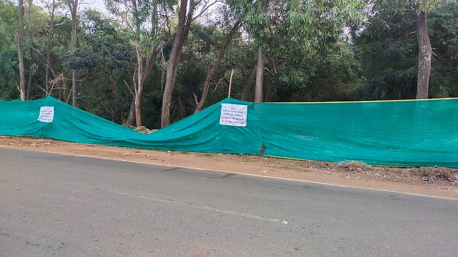 ವಿಜಯಪುರ ಪಟ್ಟಣದ ಹೊರವಯದ ಚನ್ನರಾಯಪಟ್ಟಣದ ಬೈಪಾಸ್ ರಸ್ತೆಯ ಬದಿಯಲ್ಲಿ ಪುರಸಭೆಯಿಂದ ತ್ಯಾಜ್ಯ ತೆರವುಗೊಳಿಸಿ, ಎಚ್ಚರಿಕೆಯ ನಾಮಫಲಕ ಅಳವಡಿಸಲಾಗಿದೆ