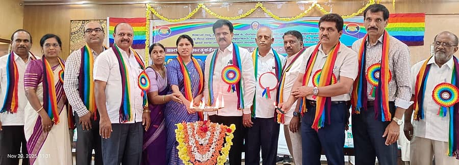 ತರೀಕೆರೆ ಪಟ್ಟಣದ ಅರಮನೆ ಹೋಟೆಲ್ ಸಭಾಂಗದಲ್ಲಿ 72ನೇ ಅಖಿಲ ಭಾರತ ಸಹಕಾರ ಸಪ್ತಾಹದ ‘ಜಾಗತಿಕ ಸ್ಪರ್ಧಾತ್ಮಕತೆಗಾಗಿ ನವನಾವಿನ್ಯತೆಯ ಸಹಕಾರಿ ವ್ಯವಹಾರದ ಮಾದರಿಗಳ ದಿನ ಹಾಗೂ ಸಮಾರೋಪ ಸಮಾರಂಭದ ನಡೆಯಿತು.