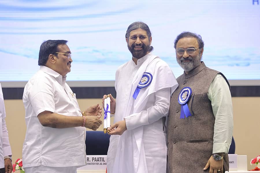 ಕೇಂದ್ರ ಜಲಶಕ್ತಿ ಸಚಿವ ಸಿ.ಆರ್‌.ಪಾಟೀಲ್‌ ಅವರು ಆರ್ಟ್‌ ಆಫ್‌ ಲಿವಿಂಗ್‌ನ ಪ್ರತಿನಿಧಿಗಳಿಗೆ ರಾಷ್ಟ್ರೀಯ ಜಲ ಪುರಸ್ಕಾರ ‍‍ಪ್ರದಾನ ಮಾಡಿದರು.